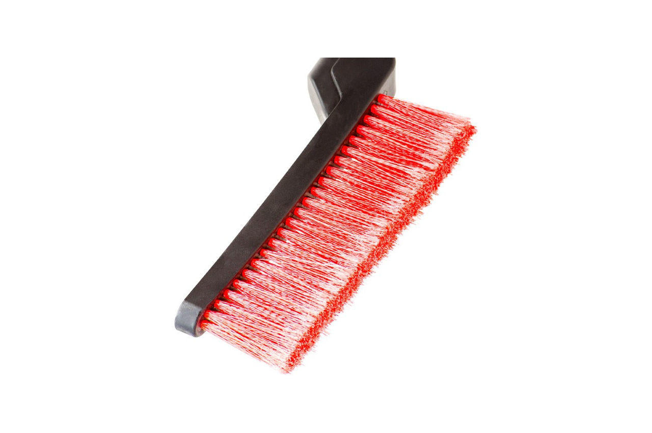 Щетка со скребком Intertool - 610 мм AT-0115