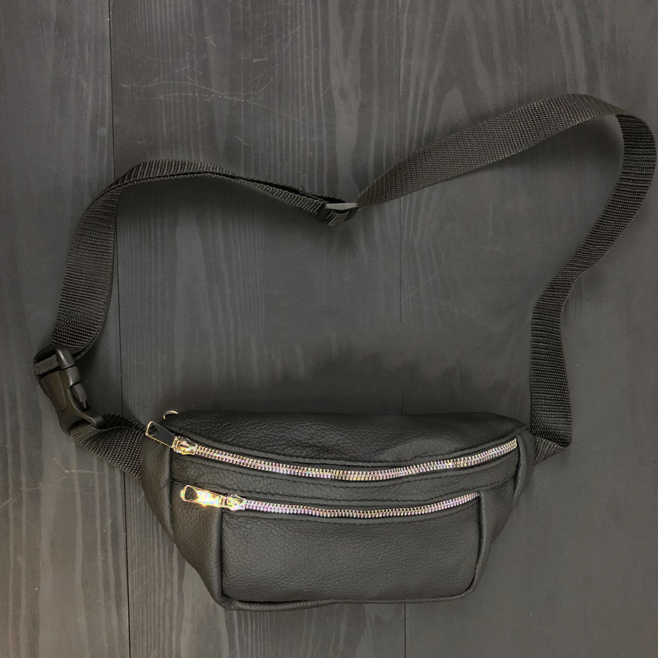 Бананка из натуральной кожи, сумка мужская-женская барсетка черная c серебряным замком