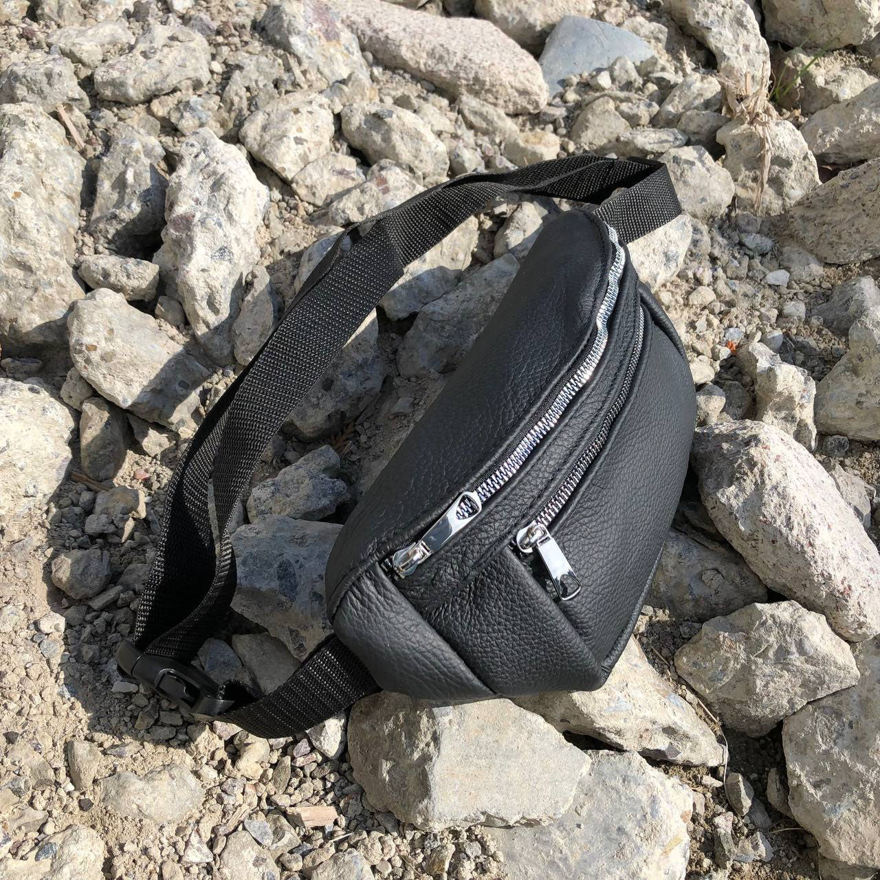 Бананка из натуральной кожи, сумка мужская-женская барсетка черная c серебряным замком