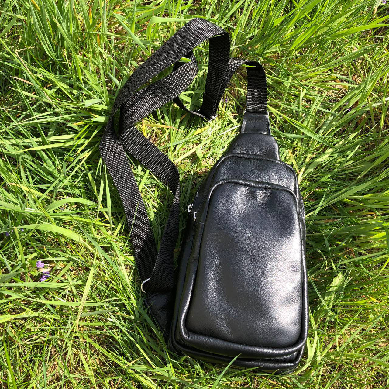 Стильная мужская сумка - бананка, слинг нагрудная из натуральной кожи на молнии чёрная