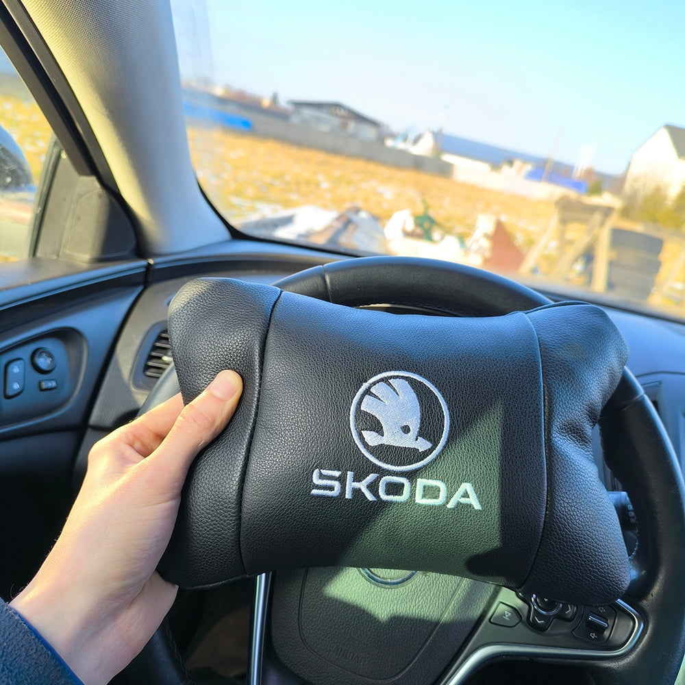 Автомобильные подушки 2 шт на подголовник Skoda / Вред, из натуральной кожи, стильный аксессуар для вашего авто