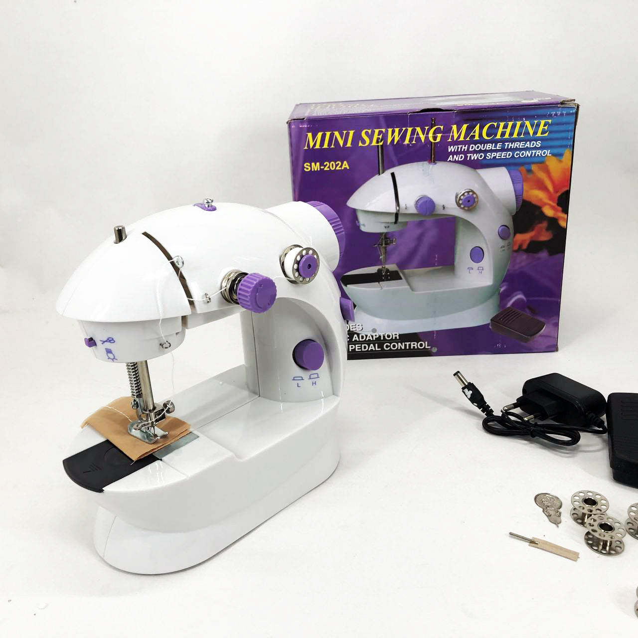 Мини швейная машинка FHSM 202 4 в 1 с педалью и подсветкой + адаптер 220V, Швейная машина для детей