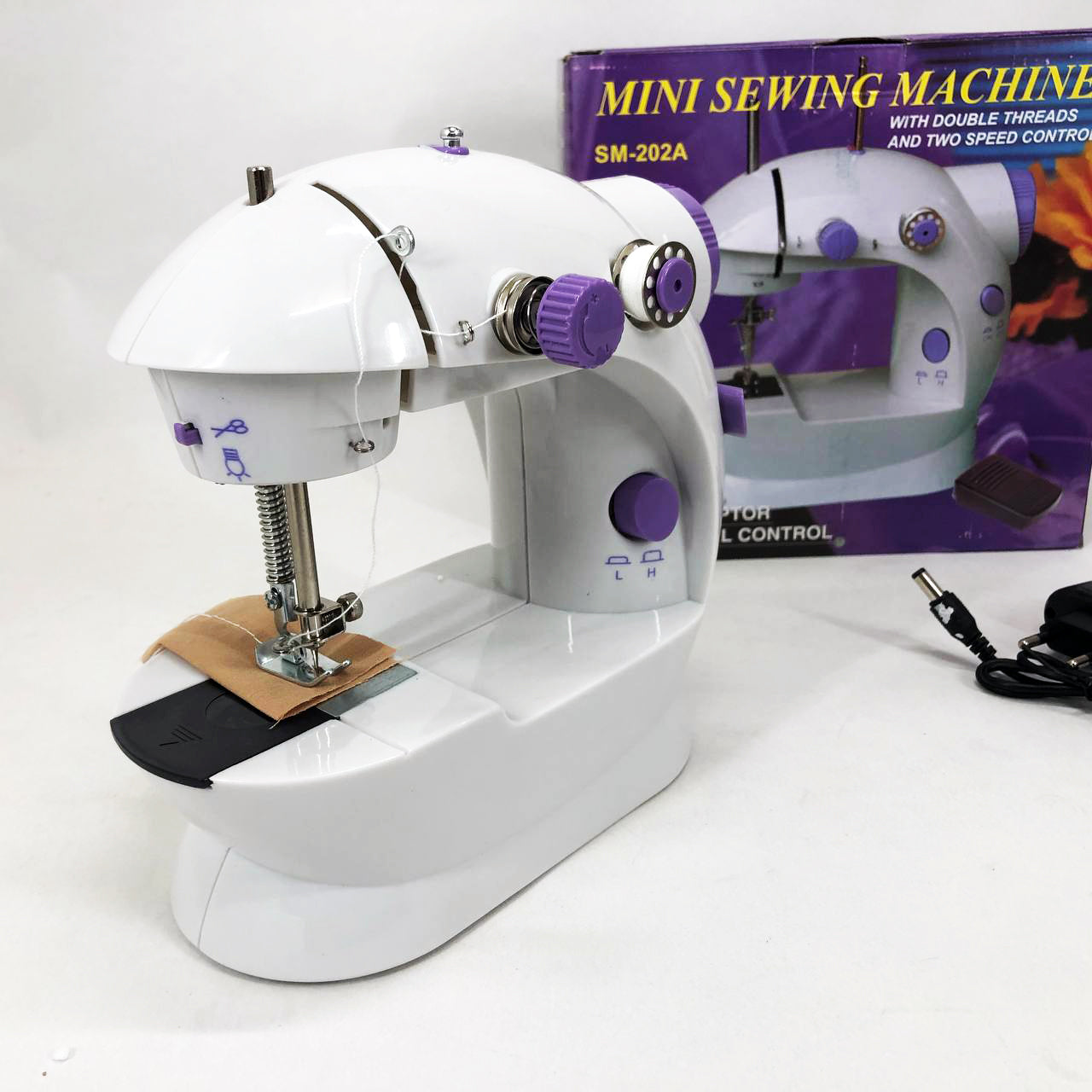 Мини швейная машинка FHSM 202 4 в 1 с педалью и подсветкой + адаптер 220V, Швейная машина для детей