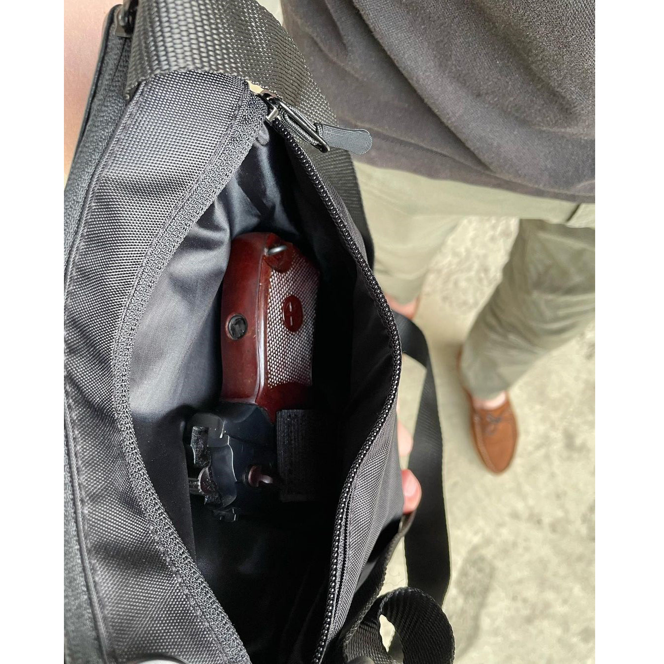 Набор: Сумка с кобурой + фонарь тактический POLICE BL-X71-P50