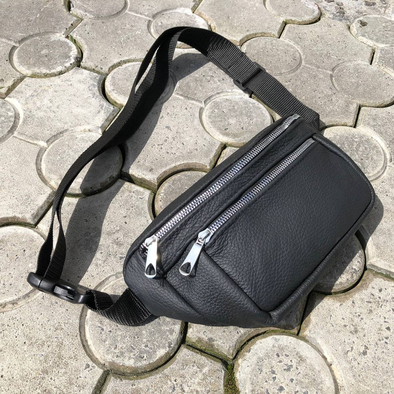 Бананка из натуральной кожи, сумка мужская-женская барсетка черная c серебряным замком