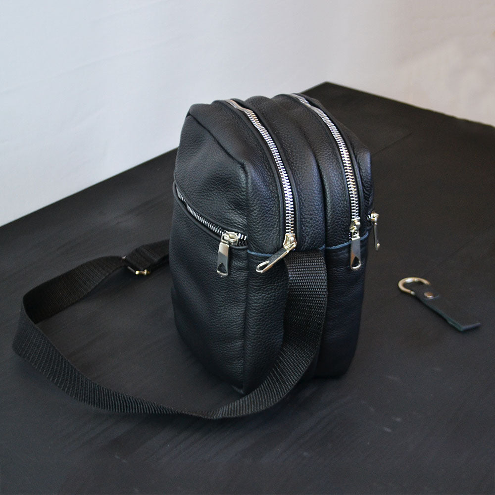 Качественная мужская сумка - мессенджер из натуральной кожи на 4 кармана с серебряной молнией