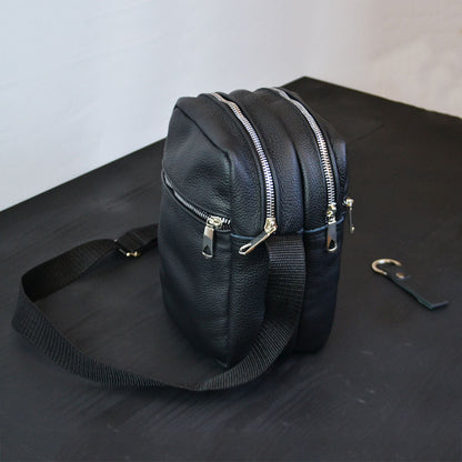 Качественная мужская сумка - мессенджер из натуральной кожи на 4 кармана с серебряной молнией