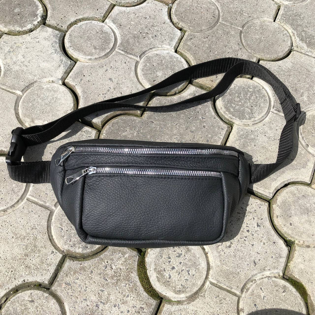 Бананка из натуральной кожи, сумка мужская-женская барсетка черная c серебряным замком