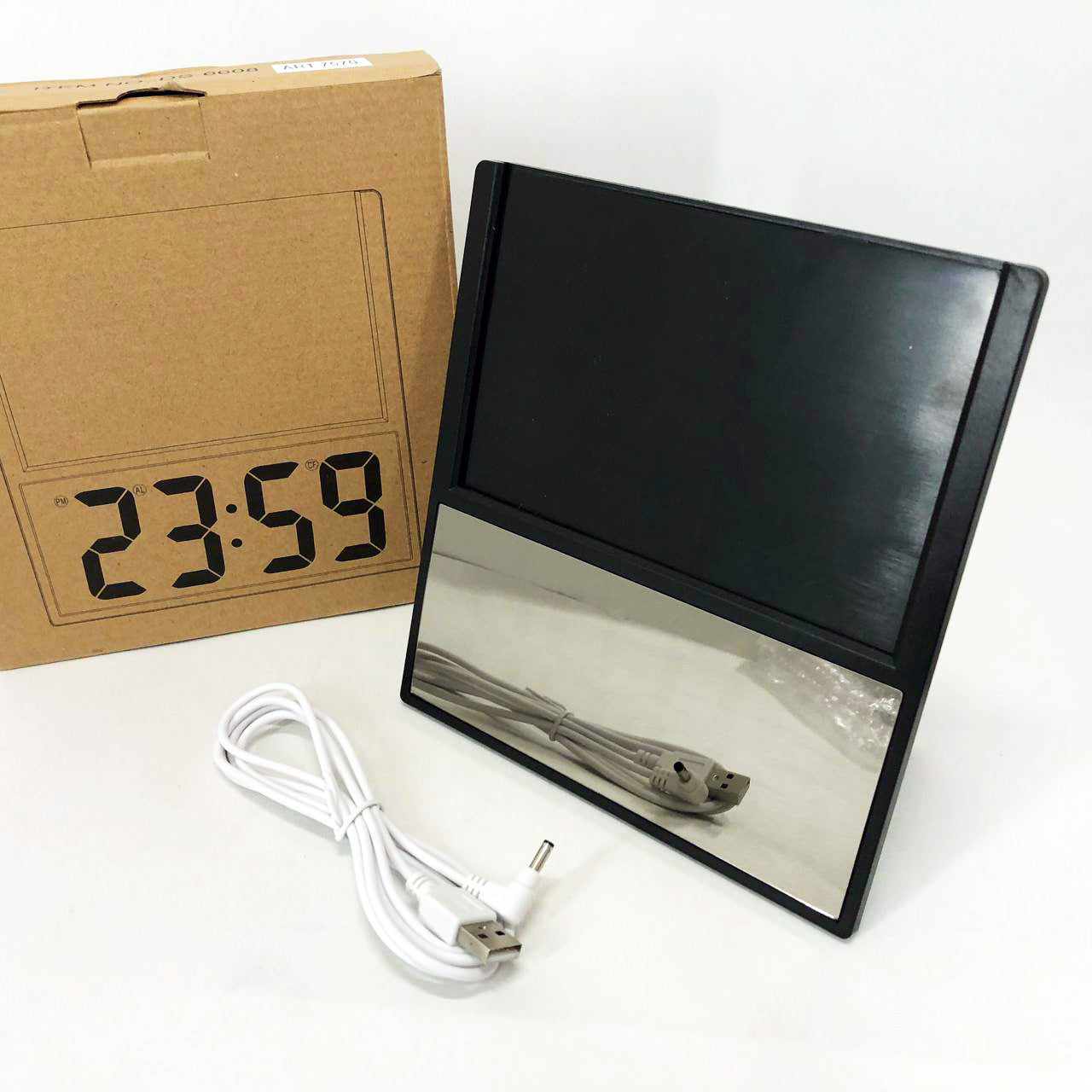 Электронные проводные настольные цифровые часы DS-6608 с фоторамкой, зелёная подсветка. Цвет: черный