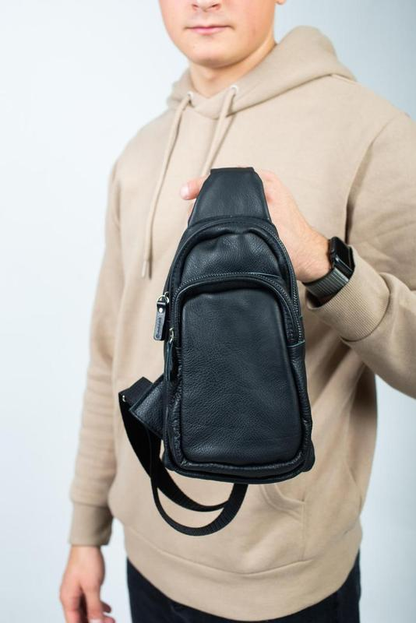 Стильная мужская сумка - бананка, слинг нагрудная из натуральной кожи на молнии чёрная