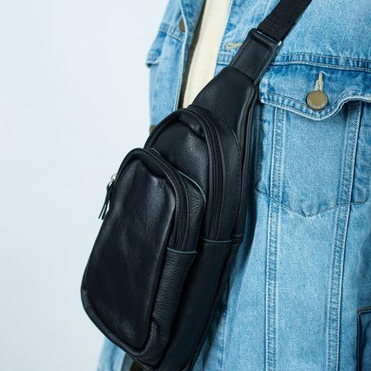 Стильная мужская сумка - бананка, слинг нагрудная из натуральной кожи на молнии чёрная