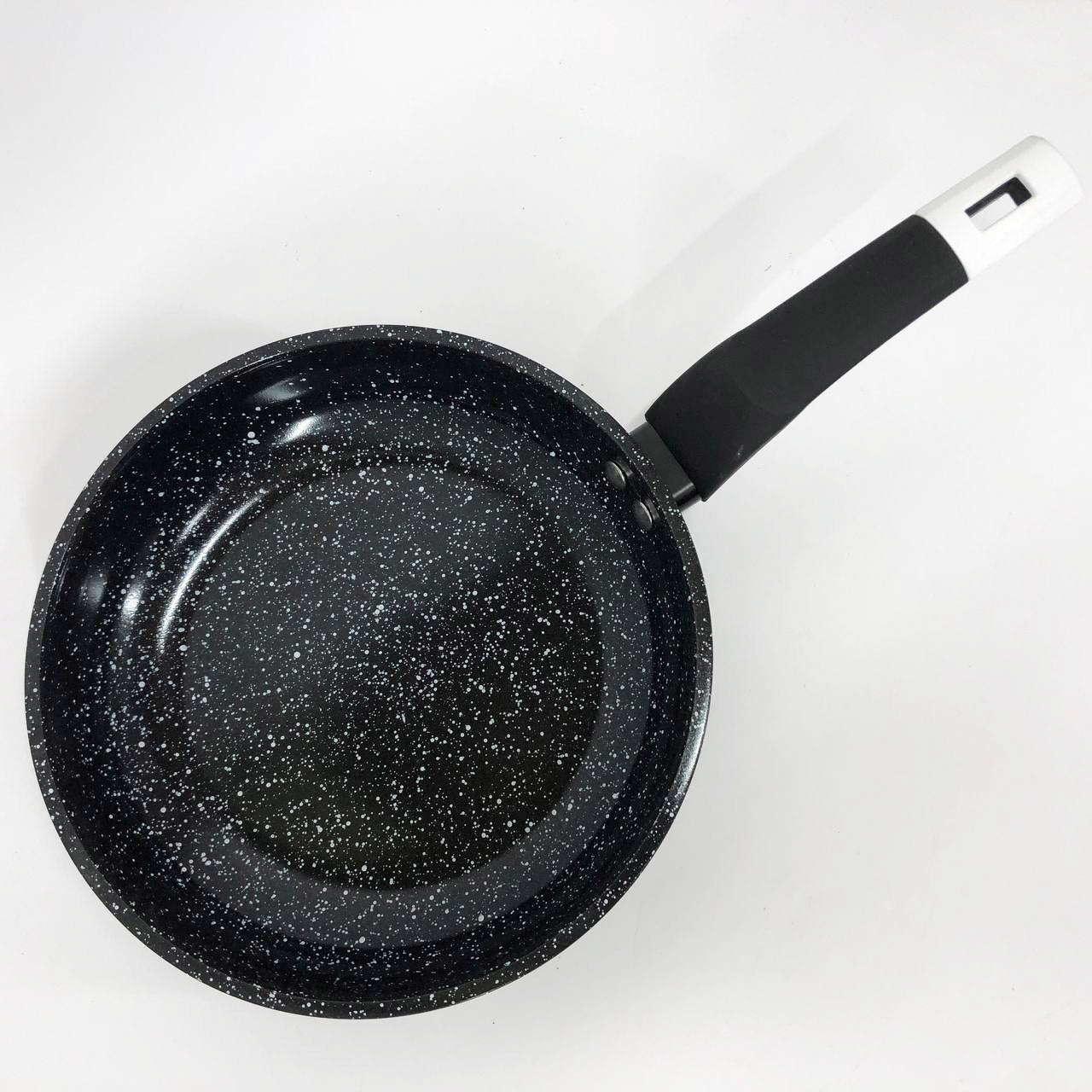 Сковорода UNIQUE UN-5134 22 см. без крышки, устойчивая к царапинам и сколам сковорода, с антипригарным покрытием