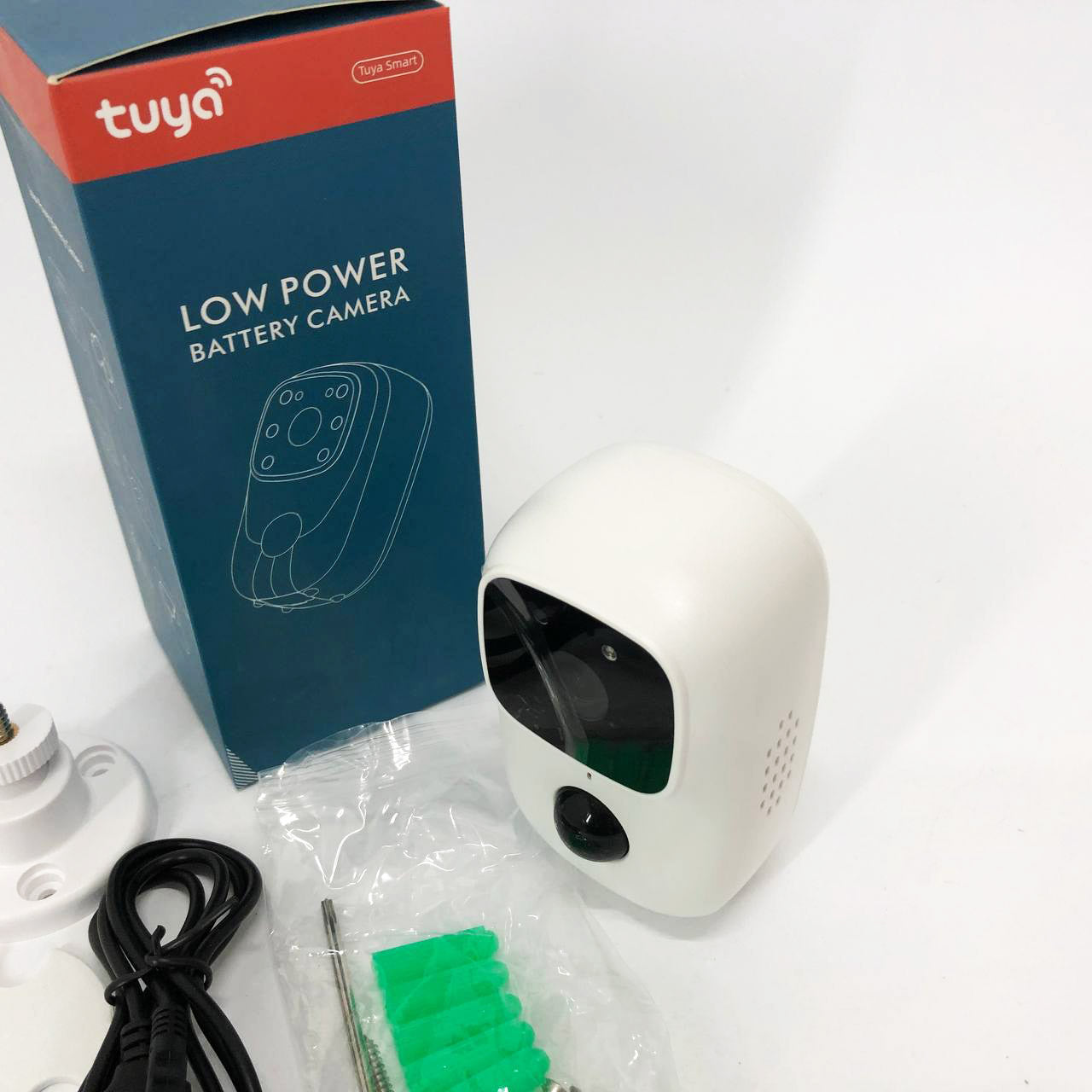 Камера видеонаблюдения Smart wifi приложение Tuya работает от 2x18650