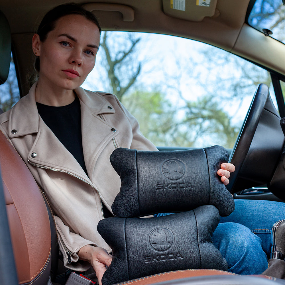 Набор авто подушек Skoda из натуральной кожи + брелок, Автоподушка на подголовник