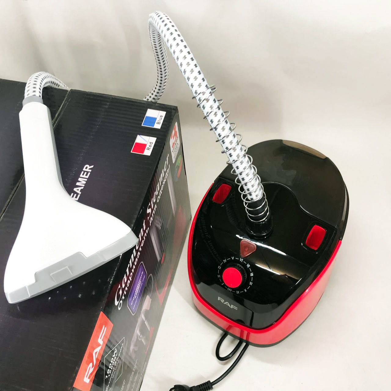 Отпариватель вертикальный для одежды со стойкой RAF R.3038 1800 W. Цвет: красный