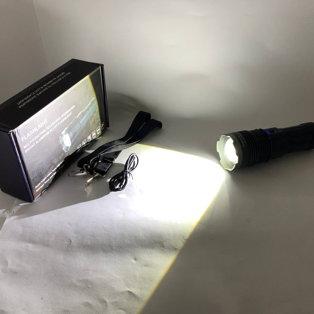 Ручной фонарь Police AK138 WHITE LASER LED PM60-TG с зарядкой USB, работающий от 4х18650 аккумуляторов